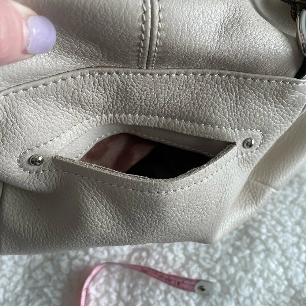 LC: ⭐️HP⭐️ B. Makowsky Leather White Cream Purse with Animal Print Inside - Picture 4 of 15